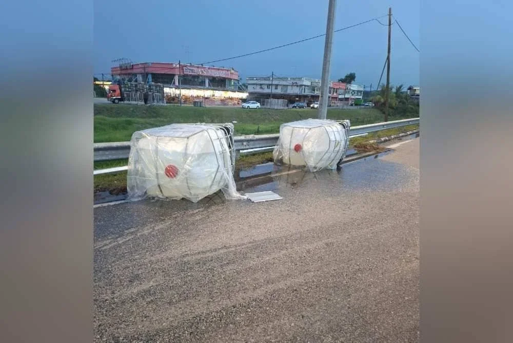 Dua tong kimia terpaksa menunggu ketibaan pihak kilang berkaitan untuk dialihkan ke tempat selamat sebelum proses pelarutan dijalankan