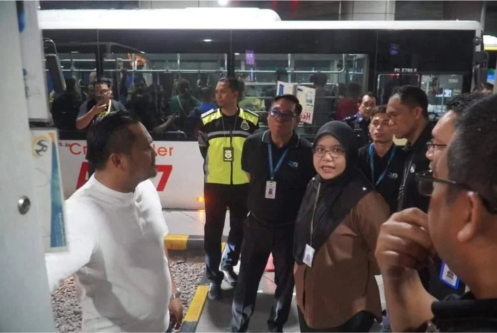 Mohamad Fazli (kiri) meninjau keadaan di CIQ BSI Johor Bahru pada Khamis.