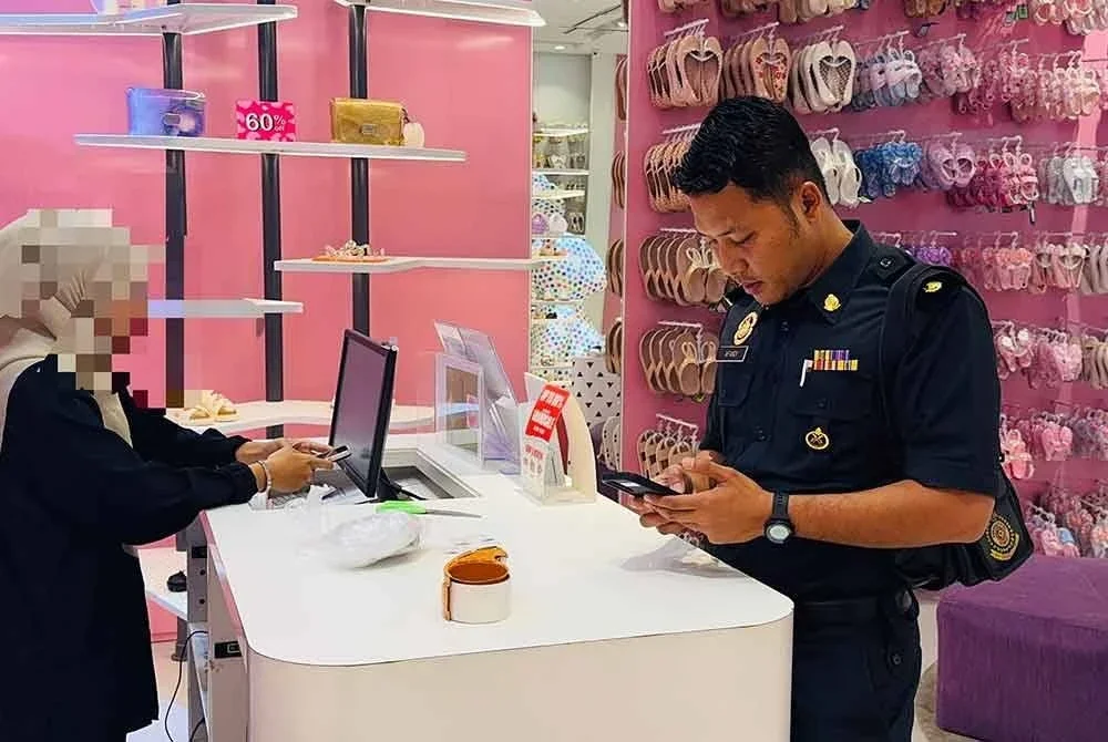 Seorang anggota penguat kuasa KPDN Selangor ketika menjalankan pemeriksaan di sebuah premis perniagaan di sekitar negeri itu.