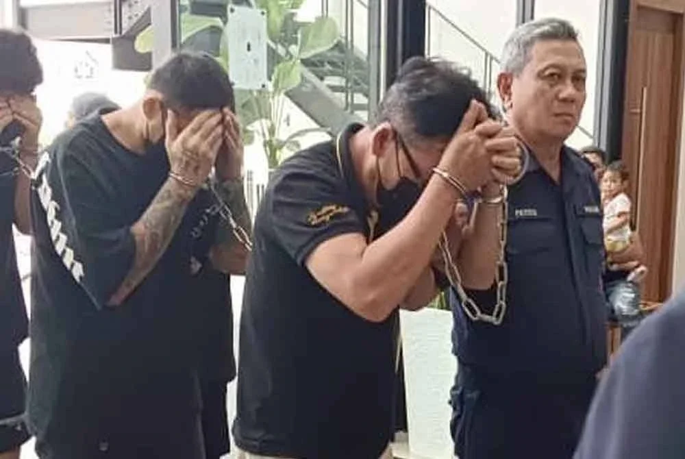 Seorang lelaki tempatan dan tiga warga Singapura didakwa di Mahkamah Majistret Ampang pada Khamis, atas satu pertuduhan mengedar dadah jenis kokain berbentuk cecair hampir 10 liter dekat sebuah hotel di sini, minggu lalu.