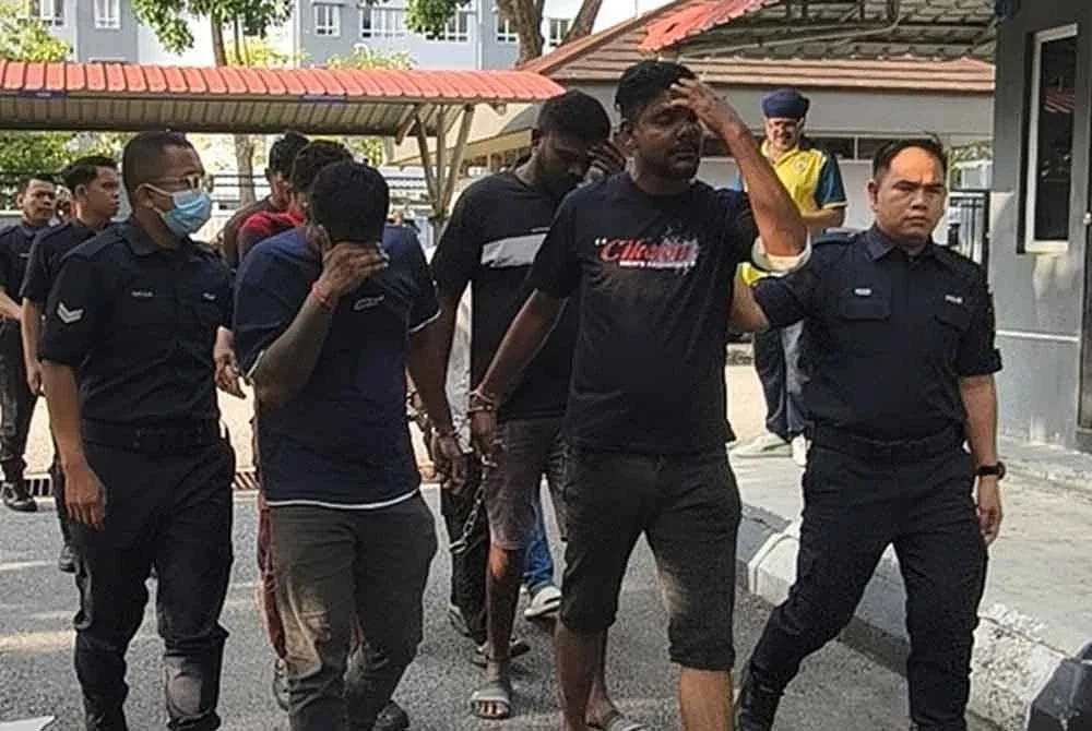 Tiga rakan didakwa di Mahkamah Majistret di sini pada Khamis atas pertuduhan mencederakan seorang lelaki menggunakan pisau pemotong dan kayu hoki, minggu lalu.