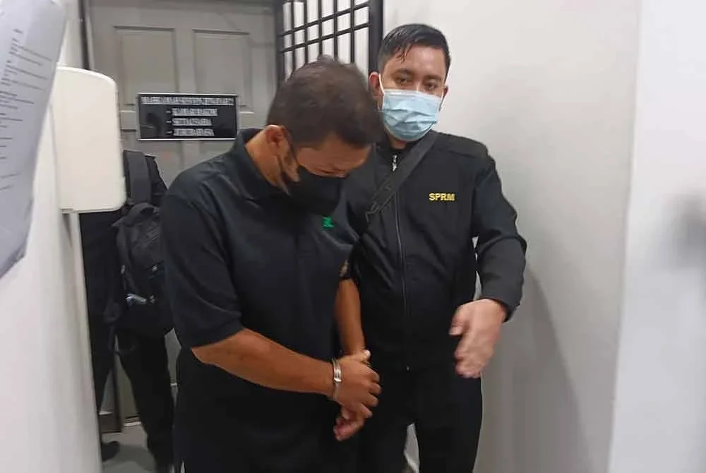 Pegawai kesihatan, Mohd Azrul Nazwan didakwa terima suapan daripada seorang pengurus restoran tahun lalu.