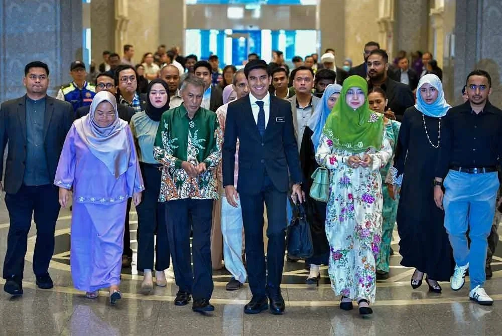 Ahli Parlimen Muar, Syed Saddiq Syed Abdul Rahman diringi ibubapanya ketika hadir bagi mendengar keputusan sabitan dan hukuman penjara tujuh tahun serta dua sebatan atas kesalahan pecah amanah, salah guna harta dan pengubahan wang haram dana Angkatan Bersatu Anak Muda (Armada) di Mahkamah Rayuan Putrajaya pada Rabu. Foto Bernama