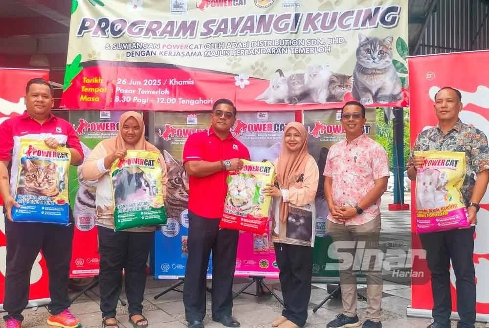 Simbolik penyerahan sumbangan yang disampaikan oleh Fazli(tiga dari kiri) kepada Suhaya(tiga dari kanan). Foto Sinar Harian