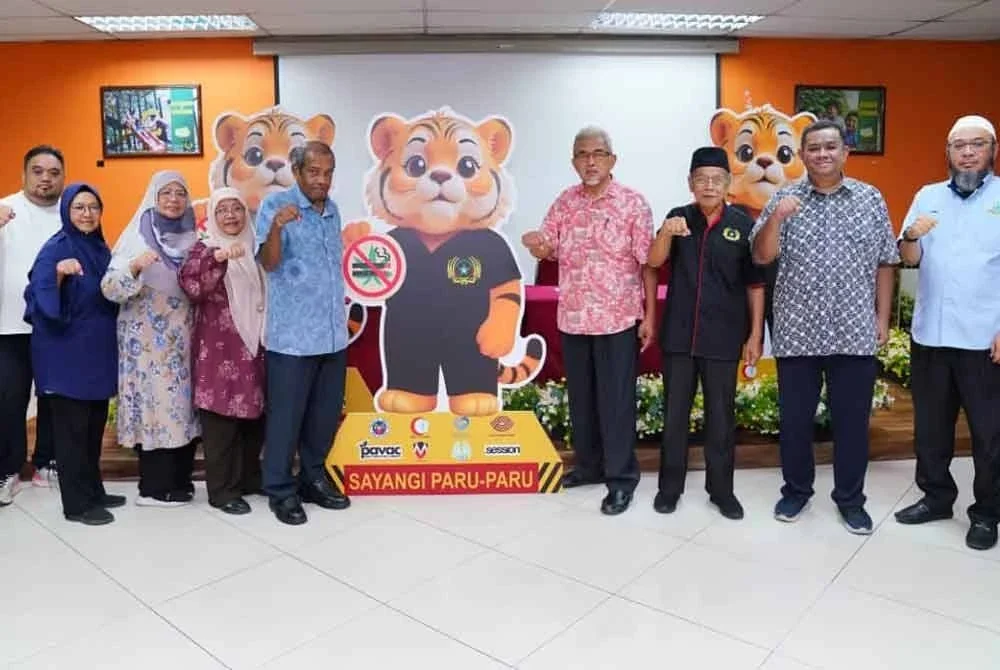 Muhammad Sha’ani (lima dari kiri) dan Hashim (empat dari kanan) ketika sambutan Hari Antidadah Sedunia di Kuala Lumpur pada Khamis.