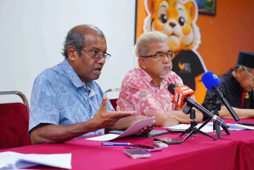 Muhammad Sha’ani (kiri) dan Hashim (tengah) ketika sidang media pada Khamis.