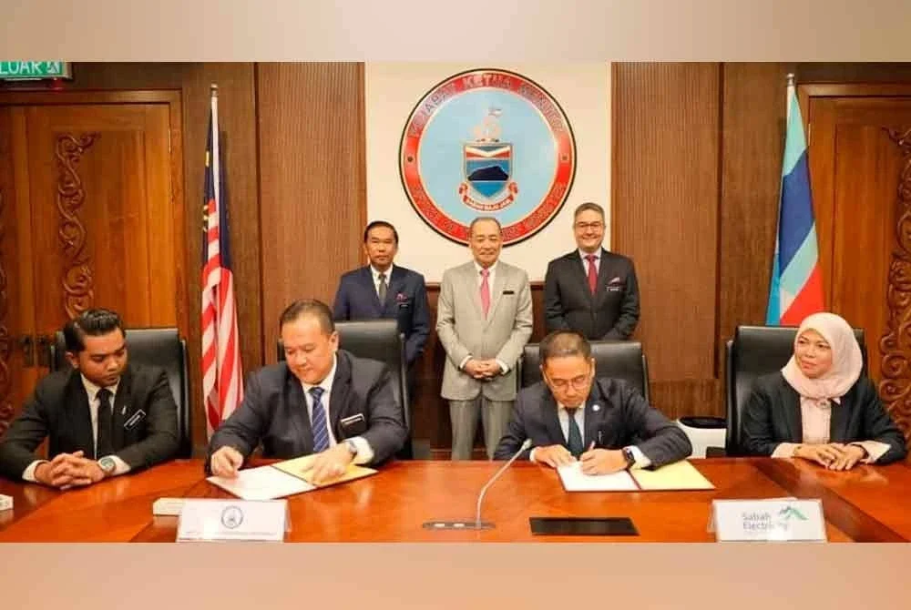 Hajiji (tengah) menyaksikan wakil UPPM dan Sabah Electricity menandatangani MoU di Menara Kinabalu pada Khamis.