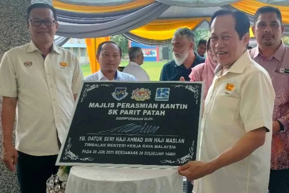 Ahmad (kanan) pada Majlis Penyerahan Projek Pembinaan Gantian Kantin dan Kemudahan Lain di SK Parit Patah, Pontian pada lKhamis.