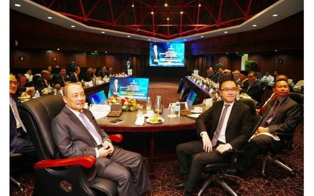  Hajiji (kiri) mempunyai misi besar iaitu tidak mahu melihat ada orang Sabah yang dihimpit kemiskinan sehingga kelaparan.