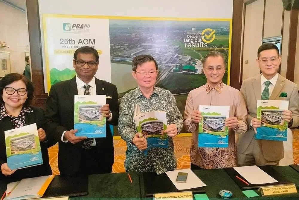 Kon Yeow (tengah) bersama Ahli Lembaga Pengarah PBAHB menunjukkan buku laporan prestasi syarikat selepas sidang akbar sempena AGM ke-25.