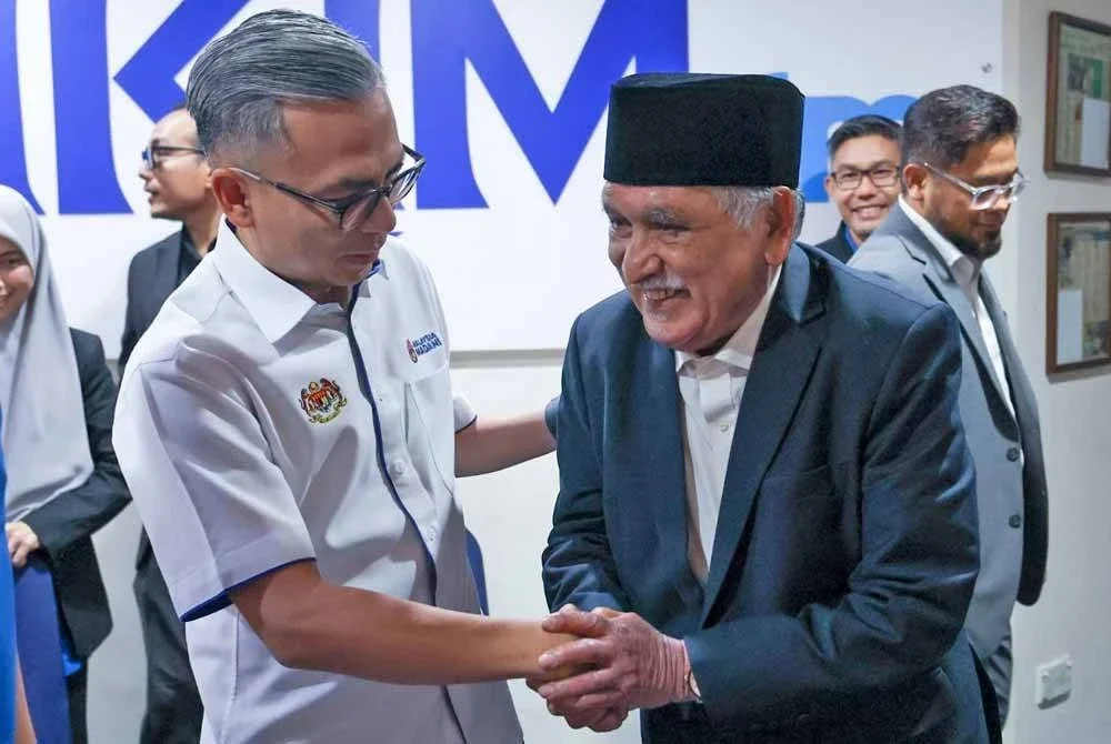 Fahmi (kiri) menyifatkan pemergian Muhammad Nur Manuty sebagai satu kehilangan besar kepada negara, khususnya dalam dunia dakwah dan keilmuan Islam. Foto Facebook Fahmi Fadzil