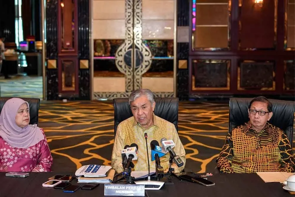 Ahmad Zahid (tengah) ketika ditemui media selepas mempengerusikan mesyuarat penyelarasan antara Timbalan Perdana Menteri Dan Menteri Kemajuan Desa Dan Wilayah Bersama Exco Luar Bandar (MEXCLUB) Bil 1/2025 di Sunway Resort, pada Khamis. Turut sama, Timbalan Menteri Kemajuan Desa dan Wilayah, Datuk Rubiah Wang dan Ketua Setiausaha Kementerian Kemajuan Desa dan Wilayah (KKDW), Datuk Muhd Khair Razman Mohamed Annuar. Foto Bernama