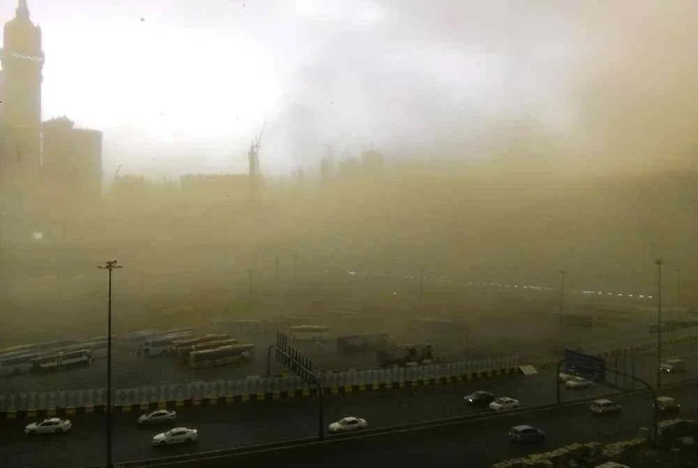 KEADAAN ribut pasir yang menjejaskan pandangan berakhir dengan tragedi kren tumbang di Masjidil Haram yang mengorbankan 111 nyawa. -Foto: IHSAN MOHD SHAH CHE AHMAD