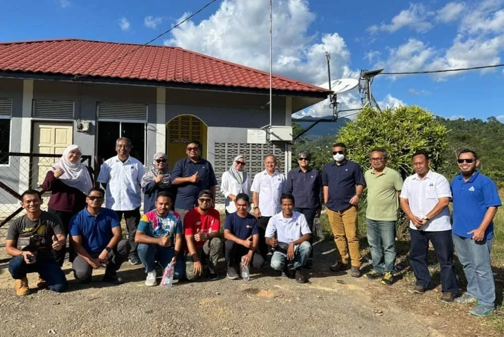 Pegawai SKMM dan wakil yang turun padang menguji serta memantau pemasangan BWA.