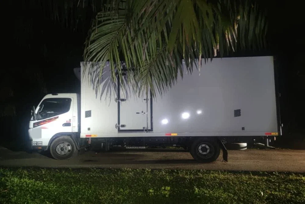 Lori yang membawa karkas babi ditahan selepas dikesan dipandu dalam keadaan mencurigakan di Kampung Bukit Tandak pada Rabu.