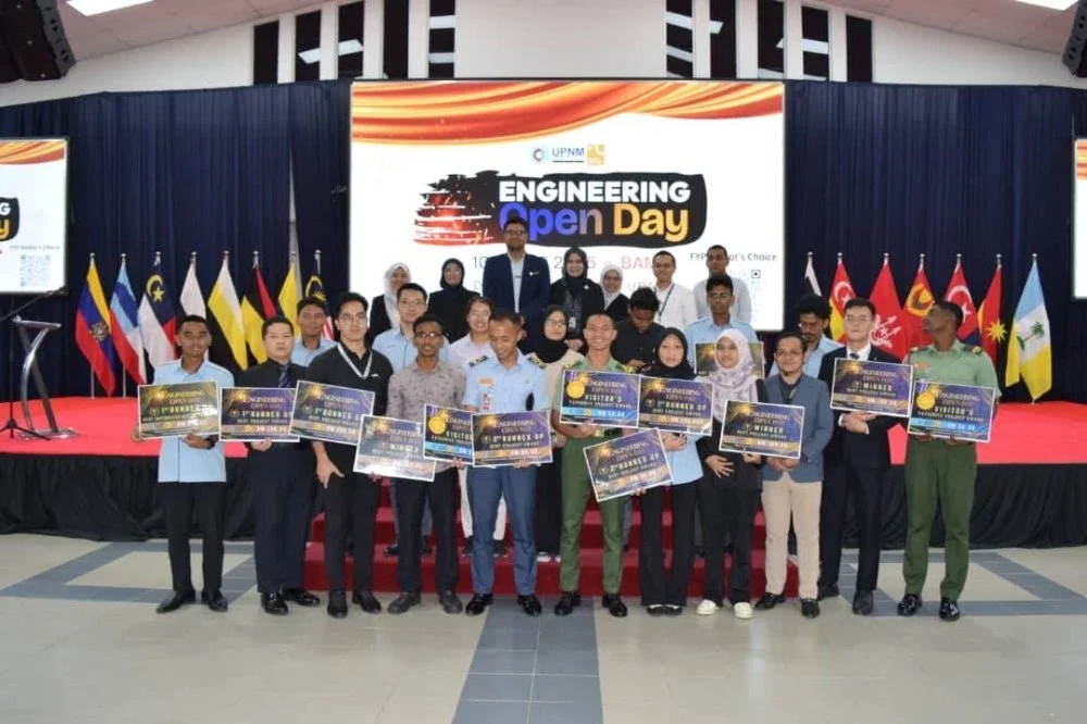 Mohd Taufik (berdiri belakang, tiga dari kiri) bersama penerima anugerah.