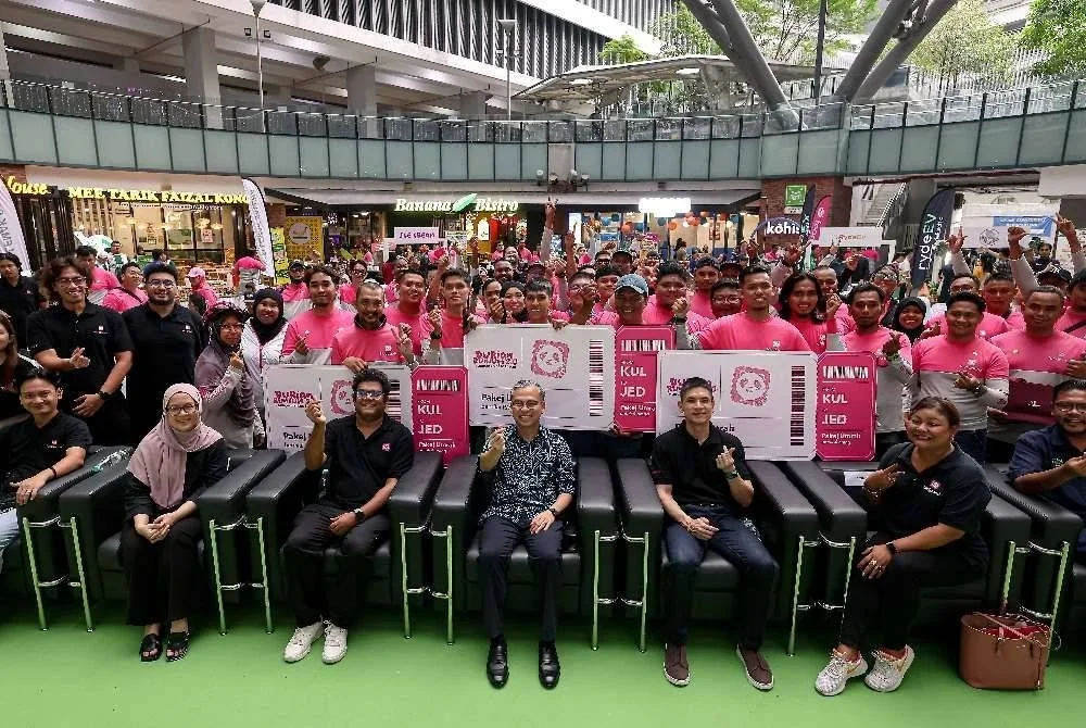 Fahmi bergambar bersama Pengarah Urusan Foodpanda Malaysia, Tan Ming Luk serta para pemenang program Foodpanda Durian Runtuh 2.0: Anugerah Hero Tapau di sebuah pusat beli-belah pada Khamis. Foto Bernama