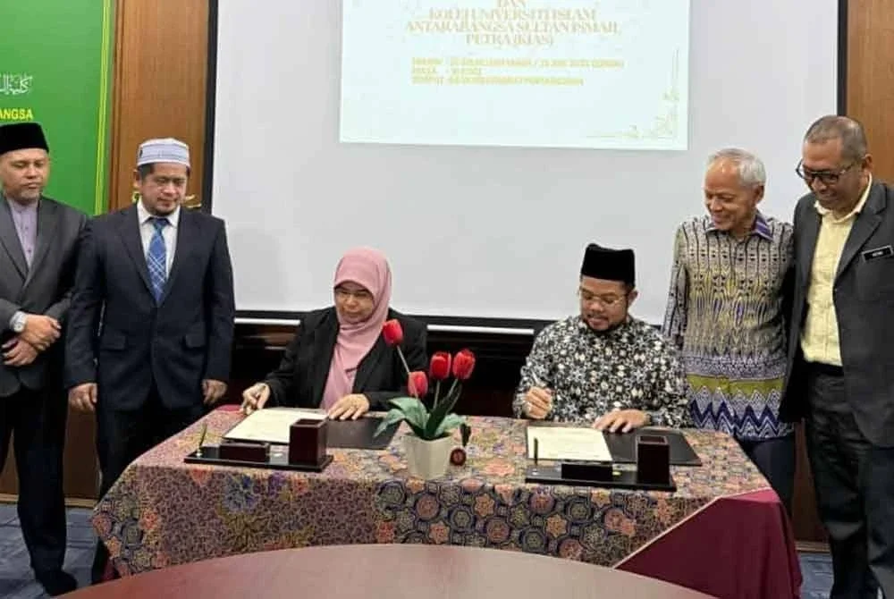 Mohd Arif (tiga dari kanan) dan Dr Nurul Akma (tiga dari kiri) ketika majlis menandatangani MoU antara Tahfiz Raudhah Ribat Assyafie dan KIAS