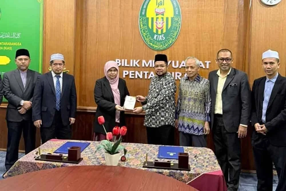 Pertukaran cenderamata antara Dr Nurul Akma (tiga dari kiri) dan Mohd Arif (empat dari kanan) sambil diiringi Muhammad Nasir (tiga dari kanan).