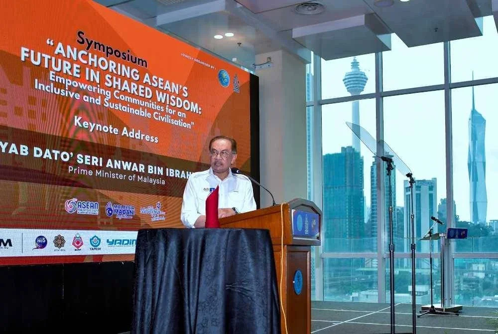 Anwar menyampaikan ucapan pada Symposium “Anchoring ASEAN’s Future in Shared Wisdom: Empowering Communities for an Inclusive and Sustainable Civilisation” di Tamu Hotel, pada Khamis. Foto Bernama
