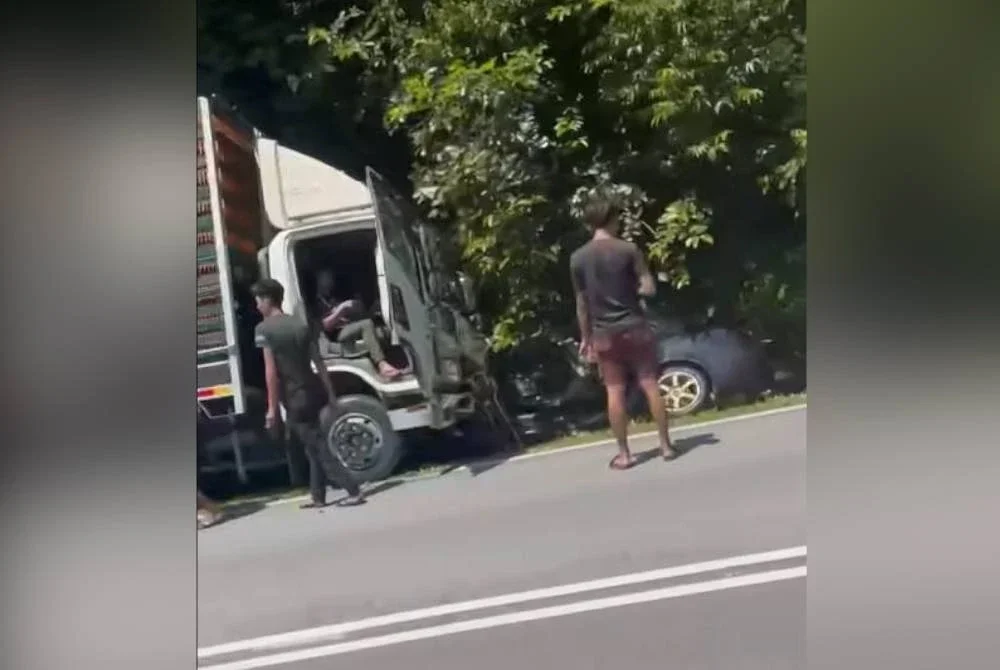 Tangkap layar video kemalangan membabitkan kereta dan lori 10 tan di JRTB Gerik–Jeli berhampiran R&R Banjaran Titiwangsa yang dikongsi pengguna media sosial.