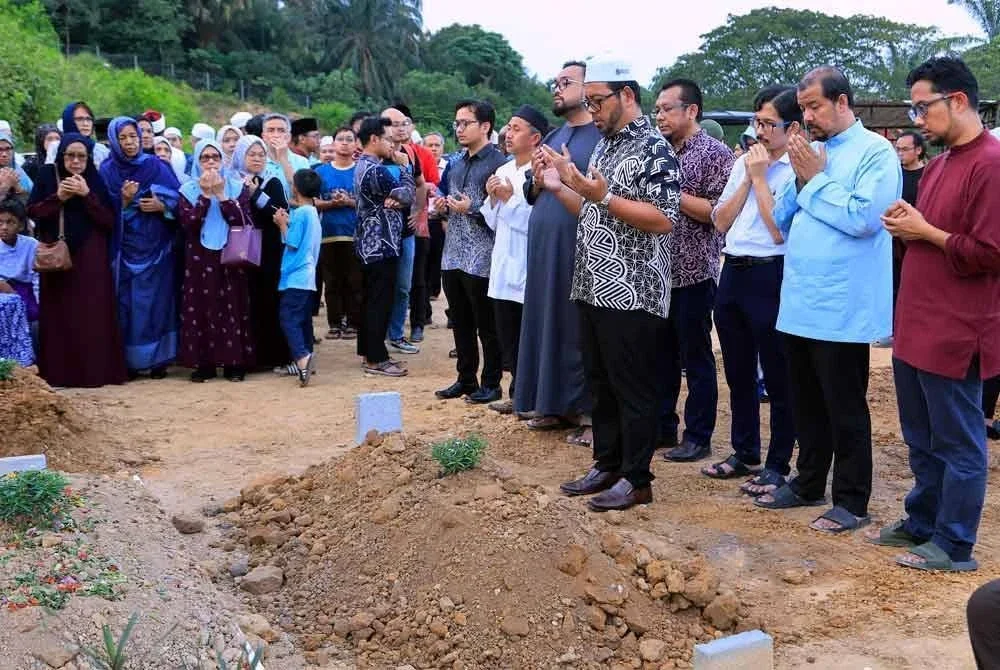 Zulkifli menziarahi pusara Muhammad Nur yang dikebumikan di Tanah Perkuburan Islam Sungai Tangkas, Bangi, pada Khamis. Foto Bernama