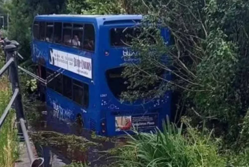 Lebih 12 orang cedera selepas sebuah bas dua tingkat terbabas dan terjunam ke dalam sungai di selatan England pada Khamis.