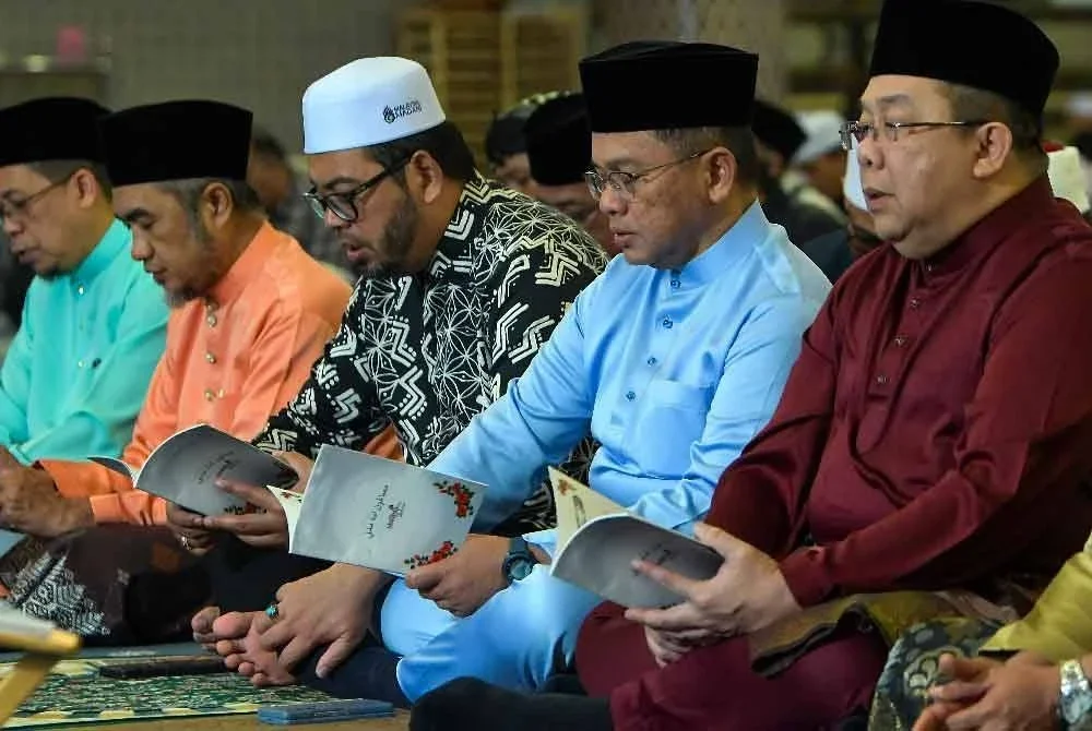 Mohd Na'im (dua dari kanan) hadir pada Majlis Bacaan Doa Akhir Tahun dan Doa Awal Tahun 1447H sempena Maal Hijrah 1447H/2025M di Masjid Negara, pada Khamis. Turut hadir Sirajuddin (kanan). Foto Bernama