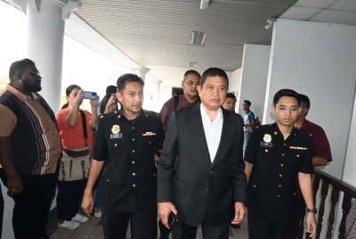 Mohamad Ali (tengah) hadir di Mahkamah Sesyen Melaka bagi pertuduhan kes menerima suapan kereta mewah bagi projek tambakan laut.