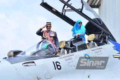 Ashgar Khan dan Bibi Nasratjahan diraikan dalam istiadat ketenteraan di Pangkalan Udara Subang pada Rabu. FOTO: ASRIL ASWANDI ABD SHUKOR