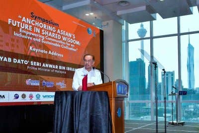 Anwar menyampaikan ucapan pada Symposium “Anchoring ASEAN’s Future in Shared Wisdom: Empowering Communities for an Inclusive and Sustainable Civilisation” di Tamu Hotel, pada Khamis. Foto Bernama