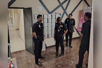 Norhizam (dua dari kiri) bersama pegawainya hadir semula ke lokasi kejadian bunuh seorang penuntut universiti di sebuah kondominium di Cyberjaya, pada Khamis.