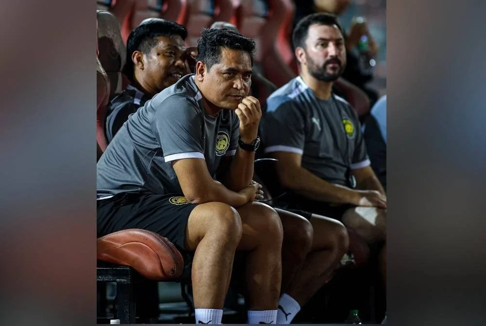 Nafuzi (kiri) mahu pemainnya menjadikan kemenangan Harimau Malaya ketika menentang Vietnam sebagai tonik berdepan Kejohanan Piala ASEAN B-23 di Jakarta. Foto Malaysian NT