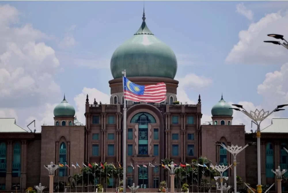 Konsensus Nasional Baru menyatupadukan kelas politik, masyarakat sivil, semua pihak terutama rakyat, dengan tiga batu asas iaitu matlamat disepakati, kemakmuran bersama dan kerajaan penyayang. Gambar hiasan