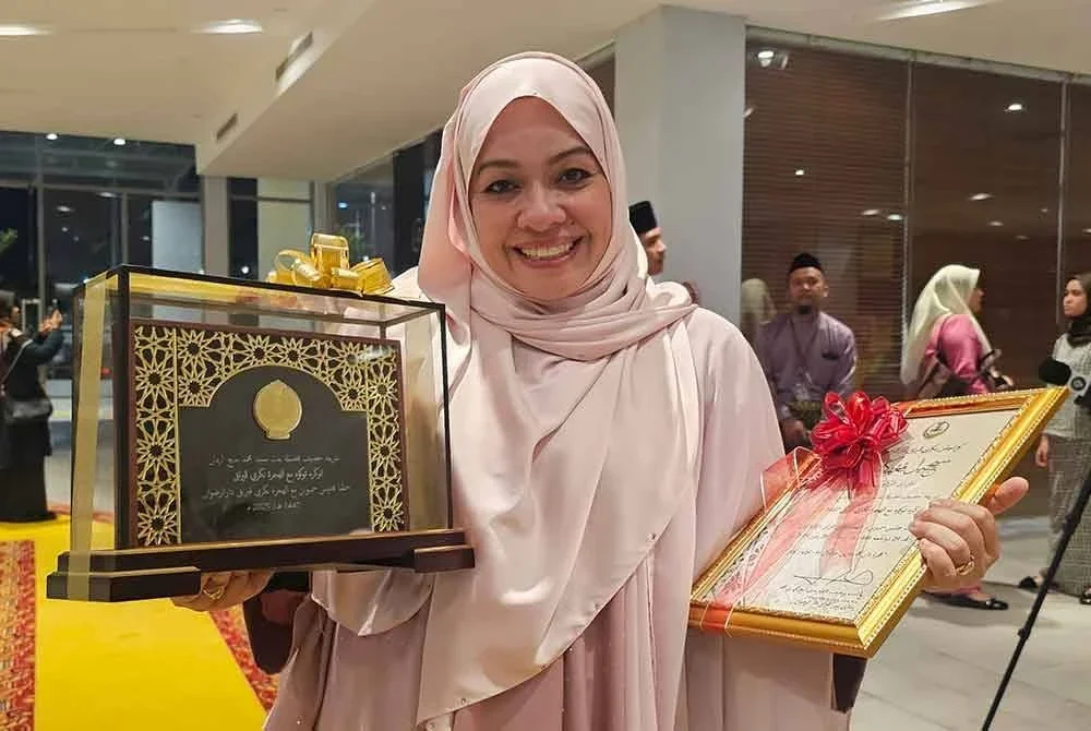 Sharifah khasif dinobatkan Tokoh Maal Hijrah Negeri Perak.
