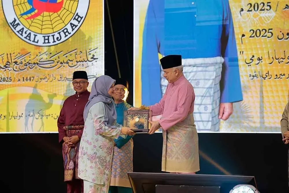 Sultan Nazrin menyampaikan Anugerah Tokoh Ar Ridzuan kepada Fadhlina yang mewakili ibunya, Allahyarham Dr Siti Zalikhah pada sambutan Maal Hijrah Peringkat Negeri Perak Tahun 1447H/2025M.