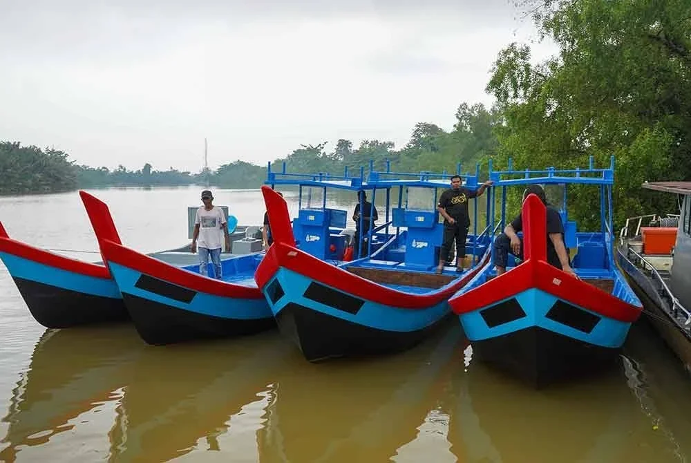 Bot dan enjin baharu yang diterima nelayan dari kawasan selatan Pulau Pinang menerusi SIMP.