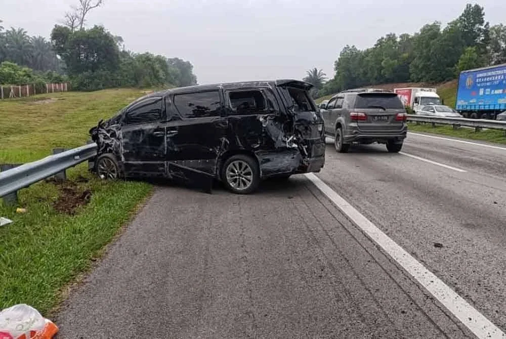 Toyota Vellfire yang dinaiki mangsa dipercayai mengalami tayar pecah dan terbabas di di Kilometer 189.1 Lebuhraya Utara-Selatan, arah selatan pagi Jumaat.