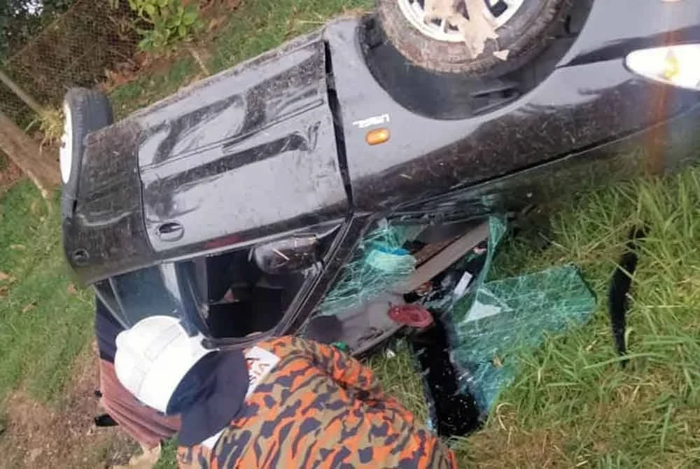 Anggota bomba sedang berusaha menjalankan kerja-kerja pembersihan bagi memastikan tiada risiko kebakaran atau kemalangan susulan.