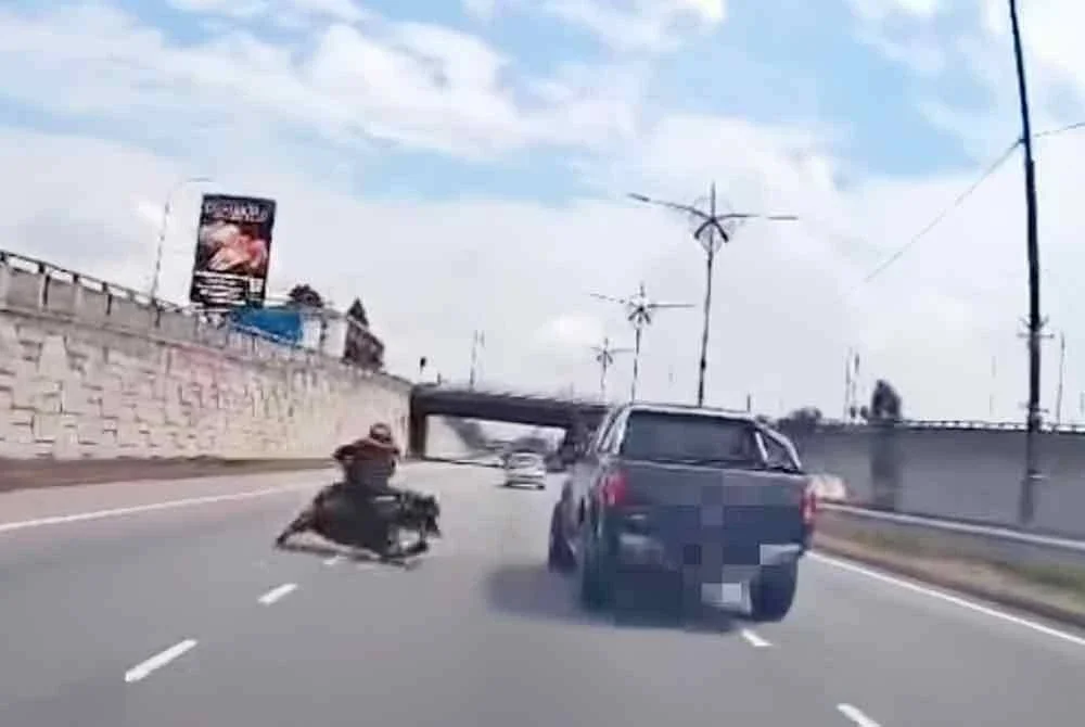 Tangkap layar tular menunjukkan nahas melibatkan penunggang motosikal dan sebuab pacuan empat roda dekat Skudai.