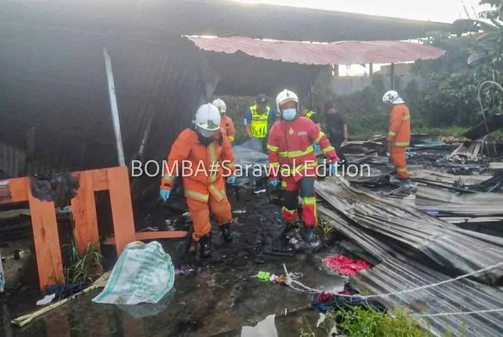Seorang lelaki warga emas ditemukan rentung dalam kejadian kebakaran sebuah rumah teres di Lawas, bandar paling utara Sarawak, awal pagi tadi. Foto Bomba Sarawak
