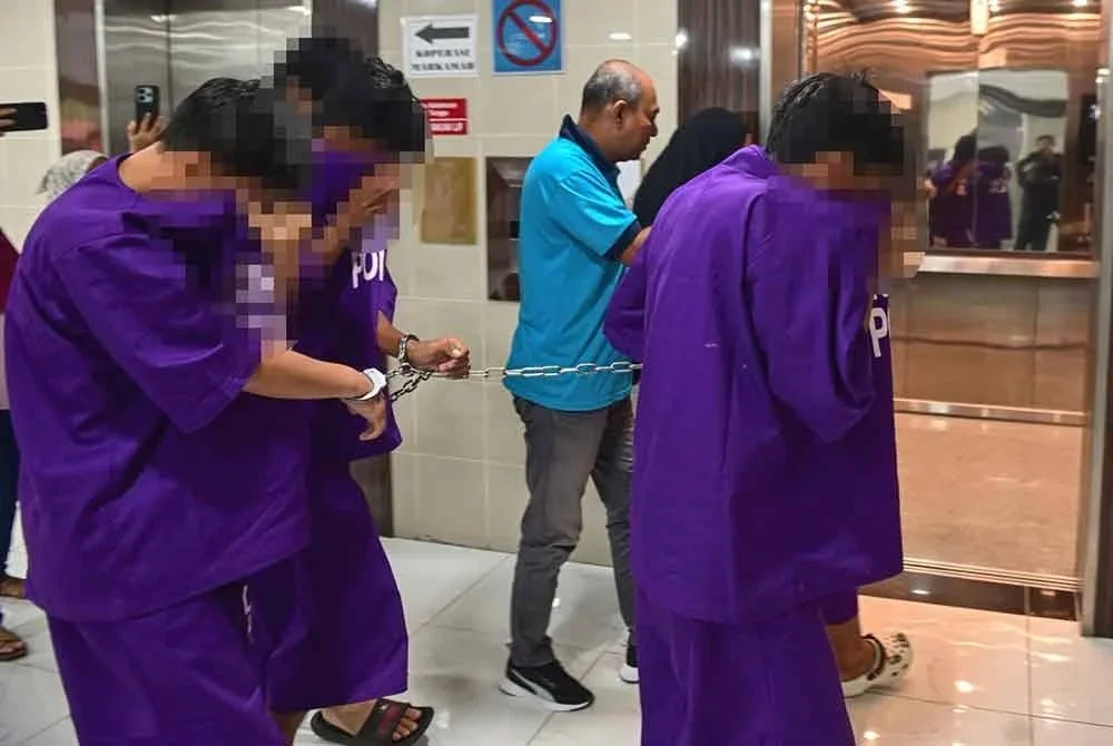 Lima pelajar MRSM di Besut dibawa ke Mahkamah Kuala Terengganu bagi permohonan tahanan reman pada Jumaat.