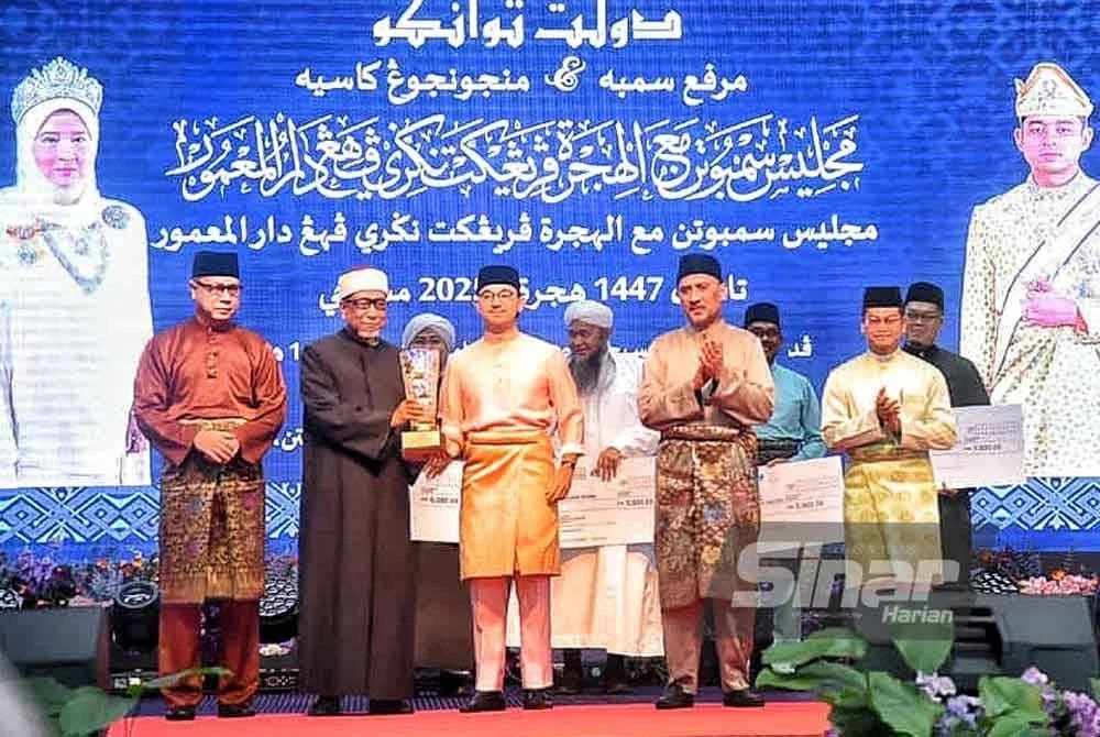 Abdul Rahman menerima trofi daripada Tengku Muhammad Iskandar selepas dipilih sebagai penerima Anugerah Tokoh Maal Hijrah sempena Majlis Sambutan Maal Hijrah Peringkat Negeri Pahang Tahun 1447 Hijrah / 2025 Masihi di Dewan Jubli Perak, Sultan Haji Ahmad Shah pada Jumaat. Foto Sinar Harian.