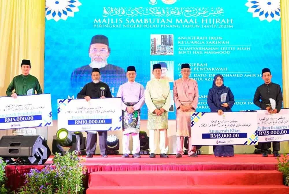 Kesemua penerima anugerah bergambar bersama Ramli (tengah) di Majlis Sambutan Maal Hijrah Peringkat Pulau Pinang pada Jumaat.
