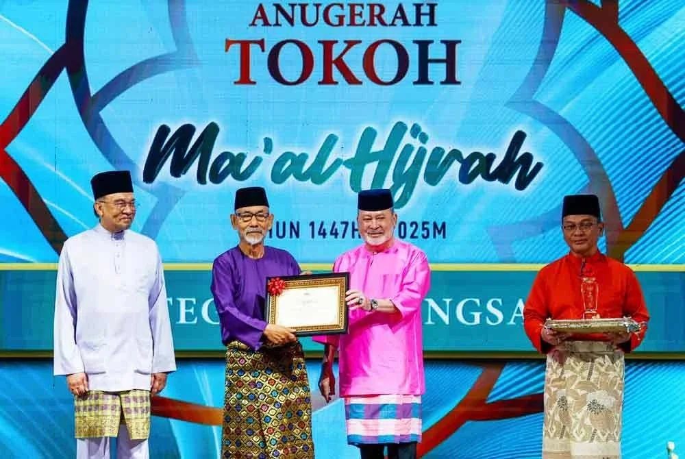 Yang di-Pertuan Agong Sultan Ibrahim berkenan menyampaikan Pengurniaan Anugerah Tokoh Ma'al Hijrah Peringkat Kebangsaan kepada bekas Mufti Johor, Datuk Dr. Nooh Gadot sempena Majlis Sambutan Maal Hijrah Peringkat Kebangsaan Tahun 1447H/2025M di Pusat Perdagangan dan Pameran Antarabangsa Malaysia (MITEC) hari ini. Foto Bernama