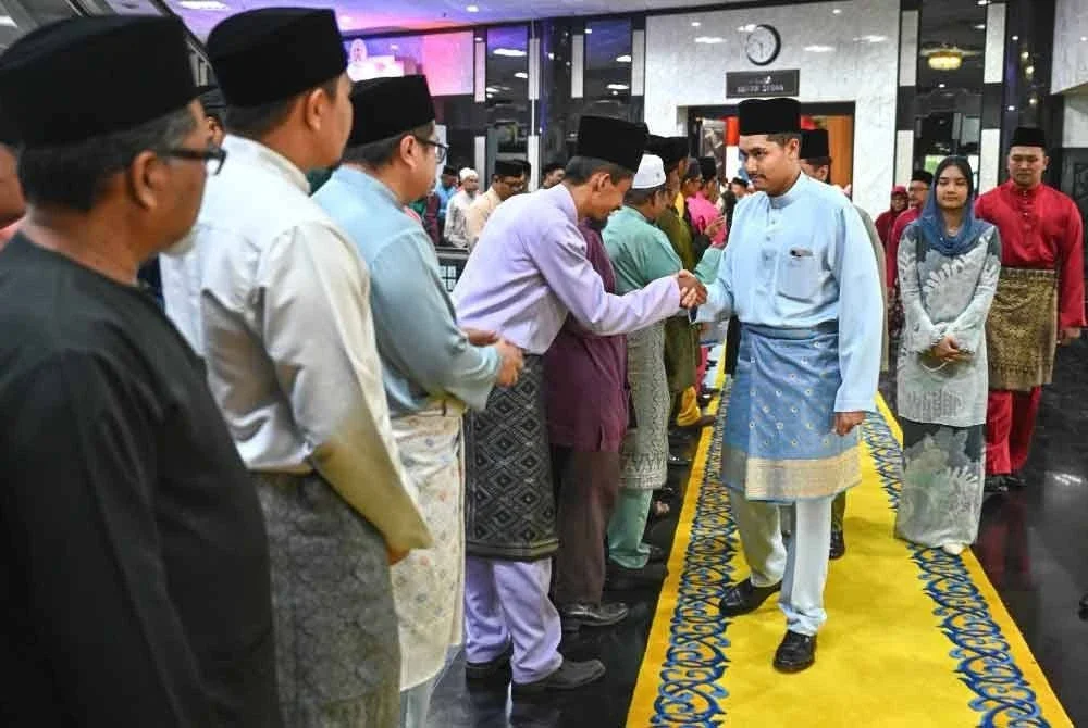 Yang Dipertuan Muda Terengganu, Tengku Muhammad Ismail bersalaman bersama tetamu yang hadir sempena Sambutan Maal Hijrah 1447H peringkat Negeri yang berlangsung di Wisma Darul Iman, pada Jumaat.