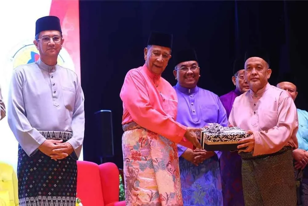 Sultan Sallehuddin berkenan menyampaikan hadiah iringan kepada Tokoh Maal Hijrah, Dr Mokhtar Saidin sempena sambutan Maal Hijrah peringkat negeri di Wisma Darul Aman.