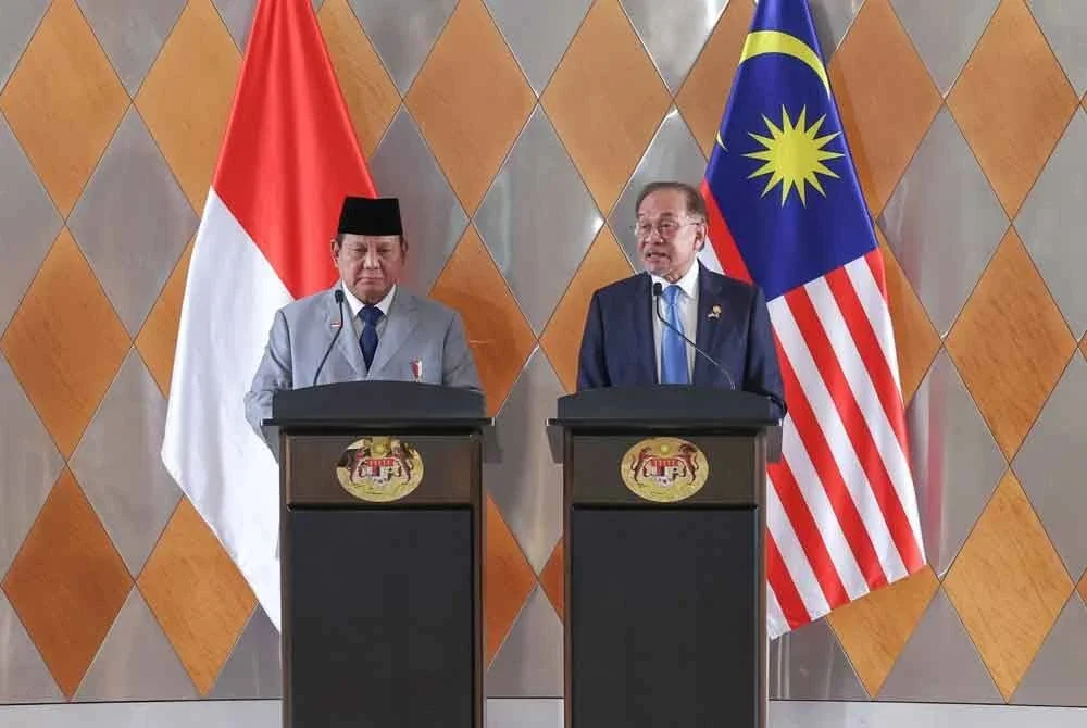 Anwar (kanan) bersama Prabowo di Menara Berkembar Petronas di Kuala Lumpur. Gambar fail