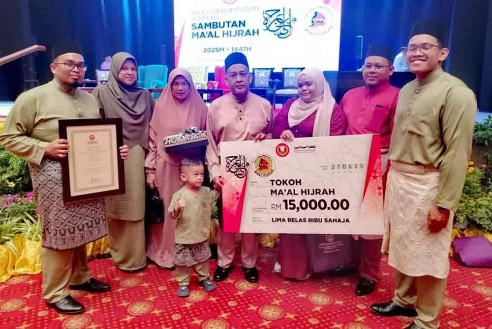 Mokhtar (tengah) bersama ahli keluarga selepas dinobatkan sebagai Tokoh Maal Hijrah Kedah.