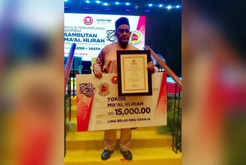 Mokhtar menerima sijil, hadiah iringan serta wang saguhati RM15,000 selepas diumumkan Tokoh Maal Hijrah Kedah di Wisma Darul Aman.